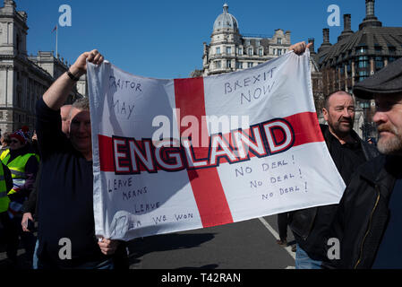 "Nous voulons que notre pays", les manifestants se sont réunis au Parlement place devant les Chambres du Parlement à Westminster en colère contre le Royaume-Uni n'ayant pas encore quitté l'Union européenne. Les manifestants estiment que le gouvernement britannique ne respecte pas le vote démocratique de 17,4 millions de personnes, avec de nombreuses menaces de violence si le sondage vote ne sera pas satisfait Banque D'Images