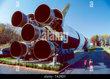 Alabama, Huntsville US Space & Rocket Centre Saturn V produits, afficher Saturn F1 Engine Young, AL081, AL081 Banque D'Images