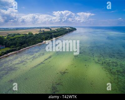Vue aérienne de la plage magnifique littoral avec des falaises de l'île de Poel, Allemagne Banque D'Images