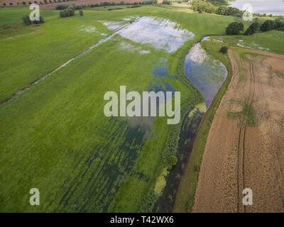 Vue aérienne de champs agricoles inondés après la tempête aux fortes pluies en Allemagne Banque D'Images