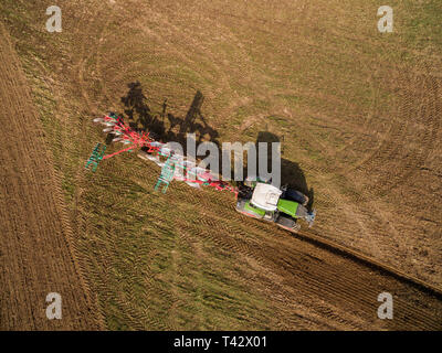 Vue aérienne de tracteur moderne travaillant dans le domaine agricole - tracteur labourage et l'ensemencement dans le domaine agricole Banque D'Images