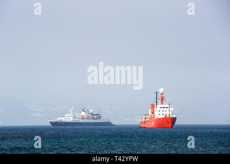 Les Hespérides, un navire de recherche polaire, amarré au large de Frei Station sur l'île du Roi George, Shetland du Sud, l'Antarctique. Banque D'Images