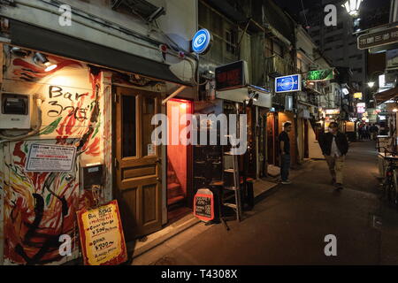 Bars à Golden Gai, Shinjuku, Tokyo, Japon, le 27 mars 2019. Banque D'Images