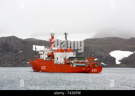 Les Hespérides, un navire de recherche polaire, amarré au large de Frei Station sur l'île du Roi George, Shetland du Sud, l'Antarctique. Banque D'Images