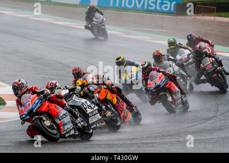 Valence/Espagne - 11/18/2018 - Les coureurs passant par tour 4 sur le tour d'ouverture du GP de Valence Banque D'Images