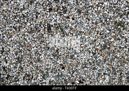 Beaucoup de petites pierres colorées créant une belle surface décorative. Photographié à Nyon, Suisse. Photo gros plan. Image couleur. Banque D'Images