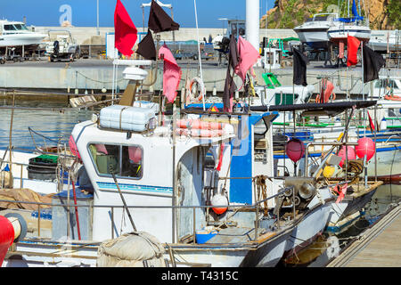 Les bateaux de pêche et les yachts amarrés au quai au port de Blanes. Les bateaux d'attraper des poissons délicatesses. La voile et les bateaux à moteur sont amarrés à co Banque D'Images