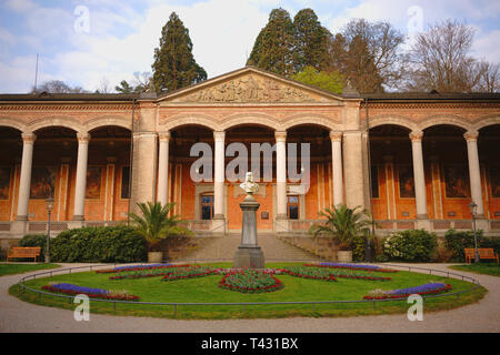 La salle des pompes avec des piliers Corinthiens et substitution de murales dans la célèbre ville thermale de Baden-Baden, Allemagne. Vide de gens, au printemps. Banque D'Images