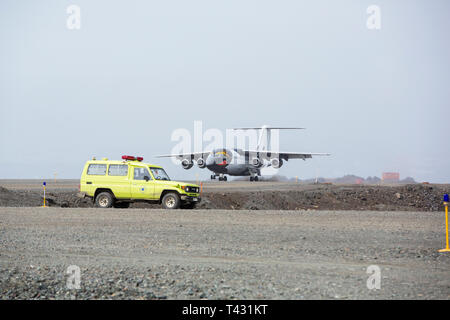Un avion venant en terre à l'aéroport Teniente Rodolfo Marsh Martin à Frei Station sur l'île du Roi George, Shetland du Sud, l'Antarctique Banque D'Images