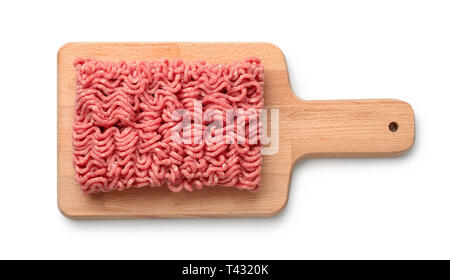 Vue de dessus de la viande hachée fraîche on cutting board isolated on white Banque D'Images