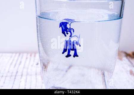 La structure de l'encre bleue dans un verre d'eau Banque D'Images