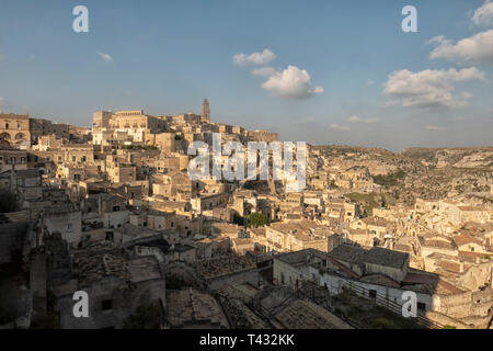 Vue de la ville de Matera avec le Duomo et les Sassi, à partir de la falaise, Matera, Pouilles, Italie Banque D'Images