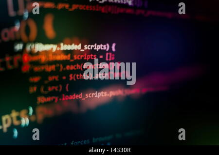 Les données de l'ordinateur de course / WWW la programmation. Script de codage texte à l'écran. Photo gros plan de l'ordinateur portable. Banque D'Images
