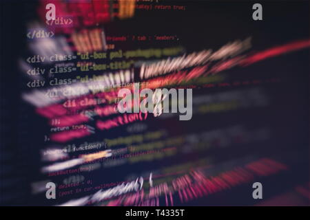 Les données de l'ordinateur de course / WWW la programmation. Script de codage texte à l'écran. Photo gros plan de l'ordinateur portable. Banque D'Images