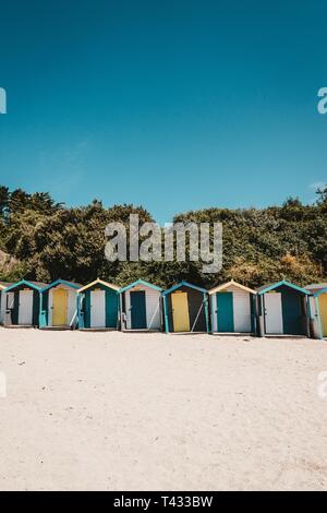 Une rangée de cabines de plage en plage de Swanpool, Falmouth, Cornwall Banque D'Images