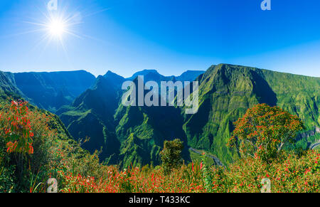 Vue sur la caldeira et les montagnes cirque de Mafate de Cap noir, dos d'ane, de l'île de la réunion Banque D'Images