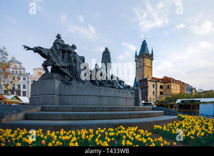 PRAGUE, RÉPUBLIQUE TCHÈQUE - 10 avril 2019 : Horloge Astronomique de Prague derrière le monument Jan Hus entourée de jonquilles au milieu du printemps Banque D'Images