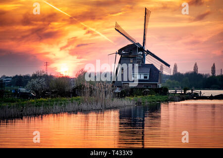 Moulin à vent hollandais historique au coucher du soleil à Leiden, Hollande Banque D'Images