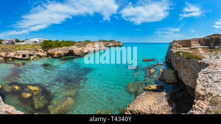 Petites grottes antiques sur la pittoresque côte de la mer Adriatique, Zone Archéologique de ​​Roca Vecchia, Salento, Pouilles, Italie Banque D'Images