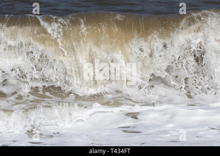 Sculpture mer vagues le littoral de Norfolk Banque D'Images