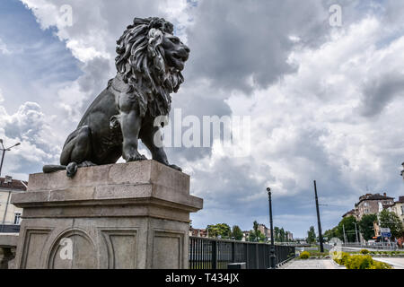 Statue de Lion sur un jour nuageux à Lion's Bridge à Sofia, Bulgarie Banque D'Images