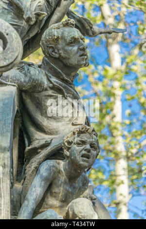 Monument pour les héros de la deuxième de mai (Heroes del Dos de Mayo) groupe de sculptures en bronze faite par Aniceto Marinas. Situé à général Fanjul Garde Banque D'Images