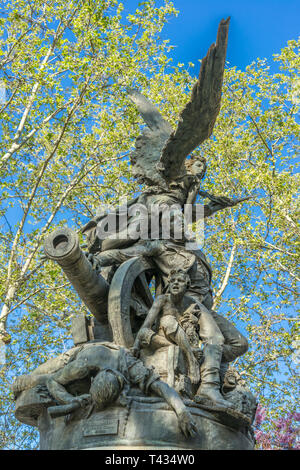 Monument pour les héros de la deuxième de mai (Heroes del Dos de Mayo) groupe de sculptures en bronze faite par Aniceto Marinas. Situé à général Fanjul Garde Banque D'Images