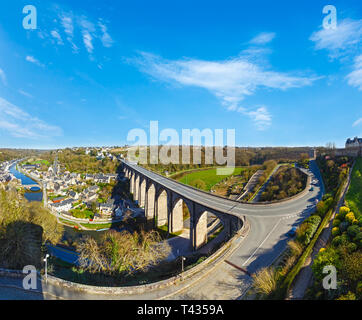 La ville de Dinan, Bretagne, France. Le port sur les rives de la Rance. Banque D'Images