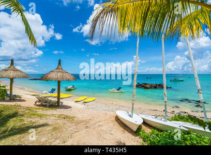 Plage publique avec chaises longues et parasols, Ile Maurice, Afrique du Sud Banque D'Images