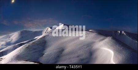 Nuit de la crête de la montagne couverte de neige dans la lune et le premier lever du soleil, l'Ukraine, l'éclairage pastel Carpates, gamme Svydovets Blyznytsja, Banque D'Images