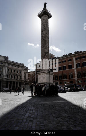 La colonne de Marc-aurèle, érigée en 193 AD in Piazza Colonna, est couronnée par une statue en bronze de Saint Paul placé en 1589 par décret du pape Sixte Banque D'Images