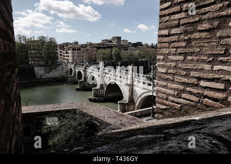 Pont Saint Angelo, Ponte Sant'Angelo, est vue du Castel Sant'Angelo ou le Mausolée d'Hadrien. Une fois le pont d'Hadrien, achevée en 134 AD b Banque D'Images