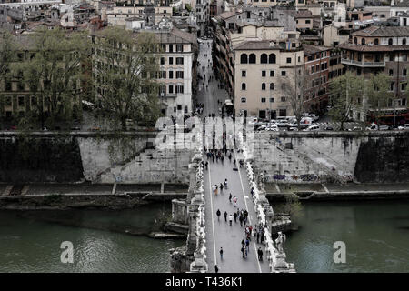 Pont Saint Angelo, Ponte Sant'Angelo, est vue du Castel Sant'Angelo ou le Mausolée d'Hadrien. Une fois le pont d'Hadrien, achevée en 134 AD b Banque D'Images