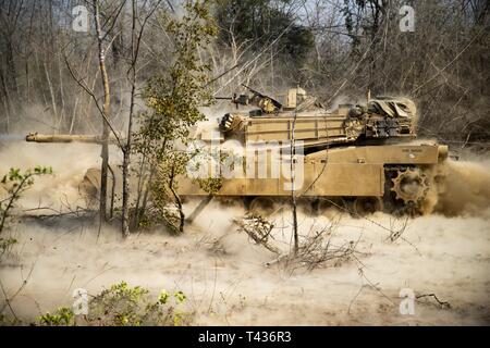 Les Marines américains avec la Compagnie Charlie, 4e Bataillon du réservoir incendie un M1A1 Abrams tank pendant l'exercice Cobra 19 Gold à Sukhothai, Royaume de Thaïlande, le 21 février 2019. Gold Cobra est l'un des plus grands exercices de coopération en matière de sécurité dans le théâtre de l'Indo-Pacifique et fait partie intégrante de l'engagement des États-Unis pour renforcer l'engagement dans la région. Gold Cobra 19, le 38e de cette interaction, met l'exercice de la coordination de l'action civique, tels que l'aide humanitaire et des secours en cas de catastrophe, de chercher à accroître la coopération régionale et la collaboration dans ces domaines essentiels. Banque D'Images