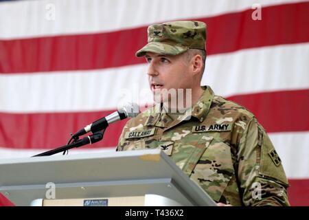 Le colonel W. Scott Gallaway, chef de brigade de la 4e Brigade d'aviation de combat, 4e Division d'infanterie livre son adresse finale avant de passer à la 1ère Brigade d'aviation de combat, 1ère Division d'infanterie le 21 février 2019 à Illesheim Army Air Field, de l'Allemagne. 4e CAB a servi de la troisième rotation d'une brigade de l'aviation américaine présence en Europe de l'Atlantique à résoudre. Banque D'Images