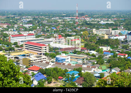 PHETCHABURI, THAILAND - Décembre 13, 2018 : Modern cityscape in sunny day Banque D'Images