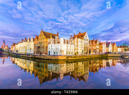 Canal Spiegelrei et Jan Van Eyck Square le matin à Bruges, Belgique Banque D'Images