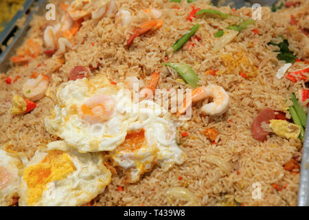 Thai Food, riz frit aux crevettes et oeufs sur un marché en Thaïlande, en Asie du Sud-Est, l'Asie Banque D'Images