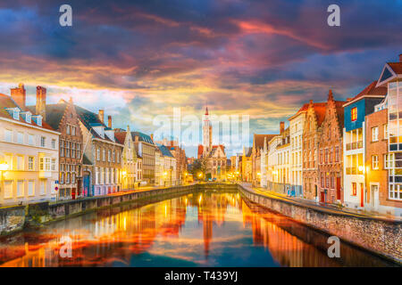 Canal Spiegelrei et Jan Van Eyck Square à l'heure du coucher du soleil, Belgique Banque D'Images