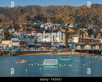 Seascape à Avalon Harbor en regardant vers la plage et petite ville. L'île de Catalina, 29 juin, 2017 Banque D'Images