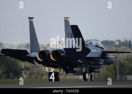 Un F-15E Strike Eagle affecté à la 494e Escadron de chasse (11 avril au Royal Air Force Lakenheath, Angleterre. Le 494e mène chaque jour pour assurer la formation de routine RAF Lakenheath unique apporte des capacités de combat aérien à la lutte lorsqu'il est appelé par l'United States Air Forces in Europe-Air Afrique Forces. (U.S. Air Force photo/ Tech. Le Sgt. Matthew Plew) Banque D'Images