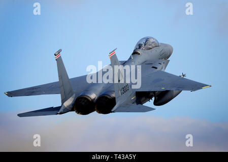 Un F-15E Strike Eagle affecté à la 494e Escadron de chasse lance pour une sortie de formation le 11 avril à la Royal Air Force Lakenheath, Angleterre. Le 494e mène chaque jour pour assurer la formation de routine RAF Lakenheath unique apporte des capacités de combat aérien à la lutte lorsqu'il est appelé par l'United States Air Forces in Europe-Air Afrique Forces. (U.S. Air Force photo/ Tech. Le Sgt. Matthew Plew) Banque D'Images