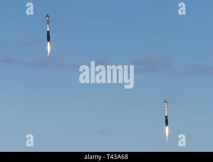 Deux boosters au sommet d'une zone d'atterrissage après le succès du lancement et l'atterrissage de SpaceX Falcon's Heavy Arabsat 6A le 12 avril 2019 au Centre spatial Kennedy, en Floride, c'est la deuxième lancement de la fusée Falcon Heavy, le plus puissant véhicule de l'espace aux commandes aujourd'hui. (U.S. Air Force photo par un membre de la 1re classe Zoe Thacker) Banque D'Images