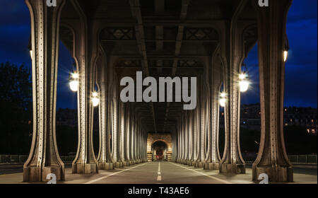 Pont Bir Hakeim nuit à Paris Banque D'Images