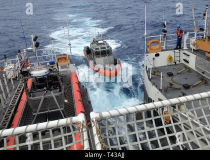 Membres de l'équipage de la Garde côtière canadienne Munro (WMSL 755) sur le lancement du cutter Cutter de 35 pieds bateau pour effectuer des inspections de la pêche dans le Pacifique Central, le 4 décembre 2018. L'Murno était sur sa première patrouille opérationnelle et a été des commanditaires en Océanie. (U.S. Photo de la Garde côtière canadienne par le maître de 3e classe Matthew West) Banque D'Images