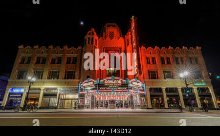 12 avril 2019 - Oakland, Californie : Oakland Fox Theatre de nuit avec un croissant de lune. Banque D'Images