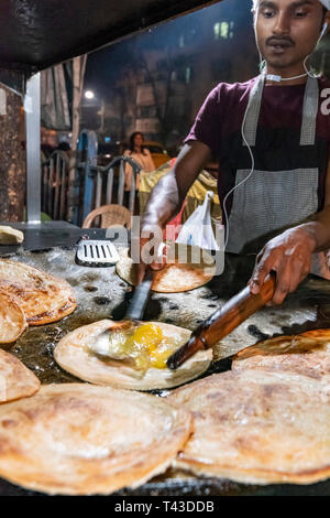 Vue verticale de streetfood en préparation à Kolkata aka Calcutta, Inde. Banque D'Images