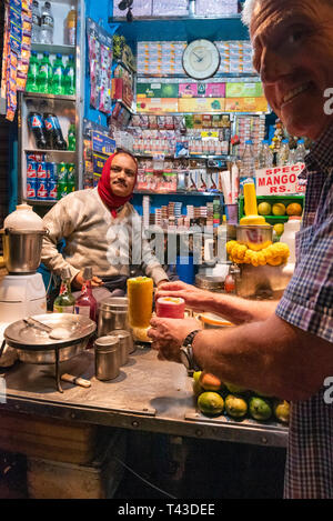 Vue verticale de lassi réalisés à une cabine de jus à Kolkata aka Calcutta, Inde. Banque D'Images