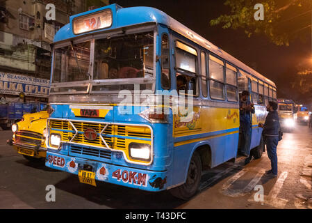 Vue horizontale d'un bus public au volant de Kolkata aka Calcutta, Inde. Banque D'Images
