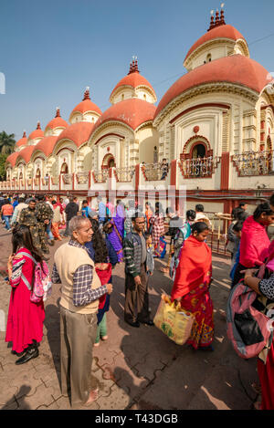 Vue verticale de personnes à Dakshineswar Kali temple dans Kolkata aka Calcutta, Inde. Banque D'Images